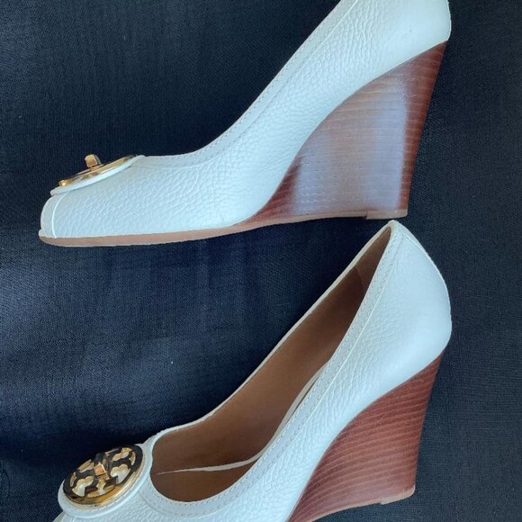 Tory Burch White Leather Wedge Heels Size 8 | Gold Logo | Women’s - Picture 3 of 6